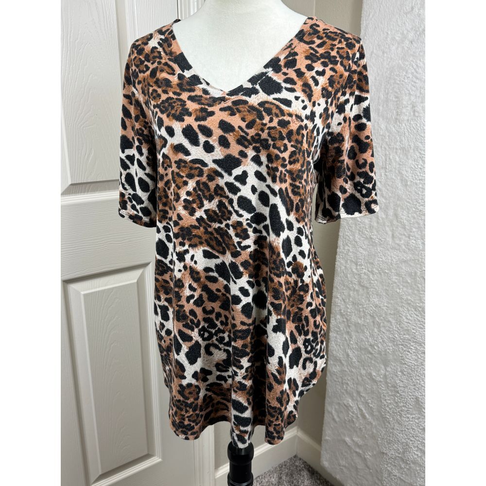 Zenana Women's Leopard Print Tunic Top V-Neck Short Sleeve Comfy‎ Mob Wife Sz L